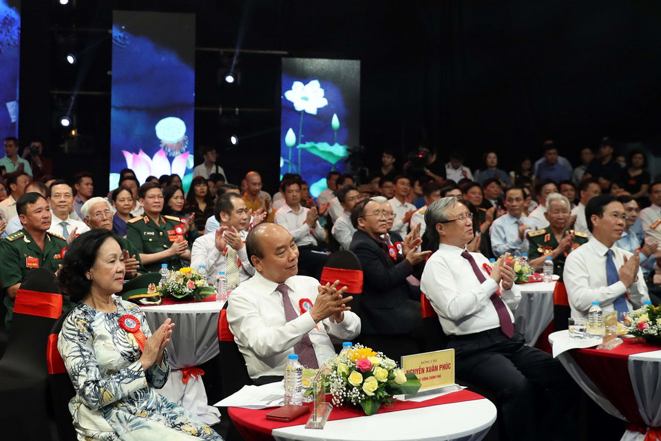 Thủ tướng Nguyễn Xuân Phúc và các lãnh đạo Đảng, Nhà nước tham dự Chương trình. (Ảnh: Thống Nhất/TTXVN)