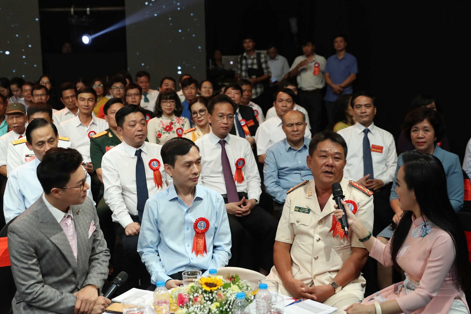 Các đại biểu giao lưu tại Chương trình. (Ảnh: Thống Nhất/TTXVN)