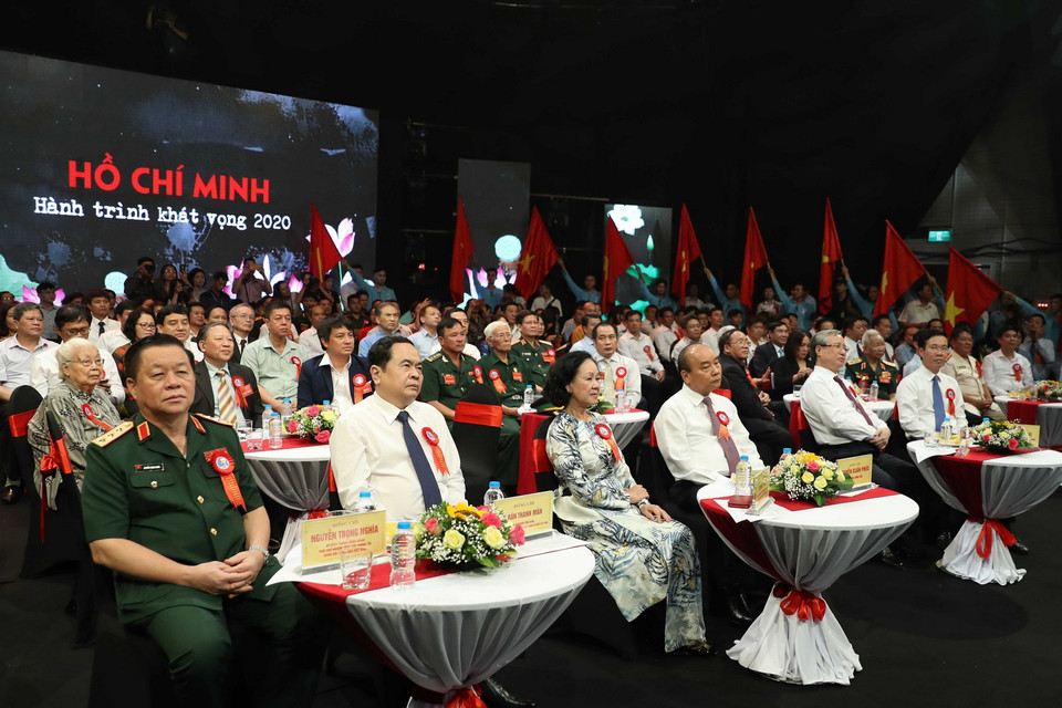 Thủ tướng Nguyễn Xuân Phúc và các lãnh đạo Đảng, Nhà nước tham dự Chương trình. (Ảnh: Thống Nhất/TTXVN)