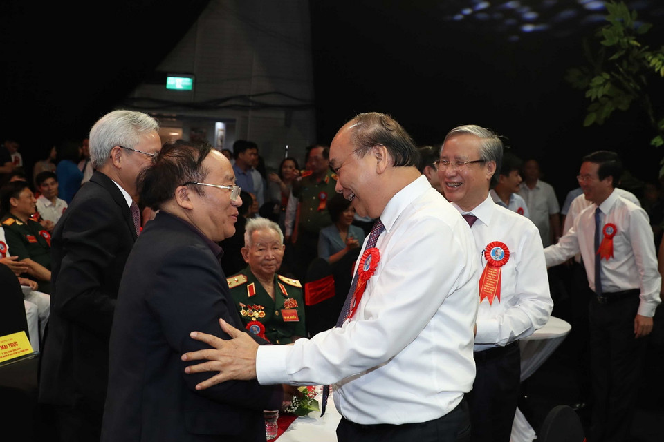  Thủ tướng Nguyễn Xuân Phúc và các lãnh đạo Đảng, Nhà nước tham dự Chương trình. (Ảnh: Thống Nhất/TTXVN)