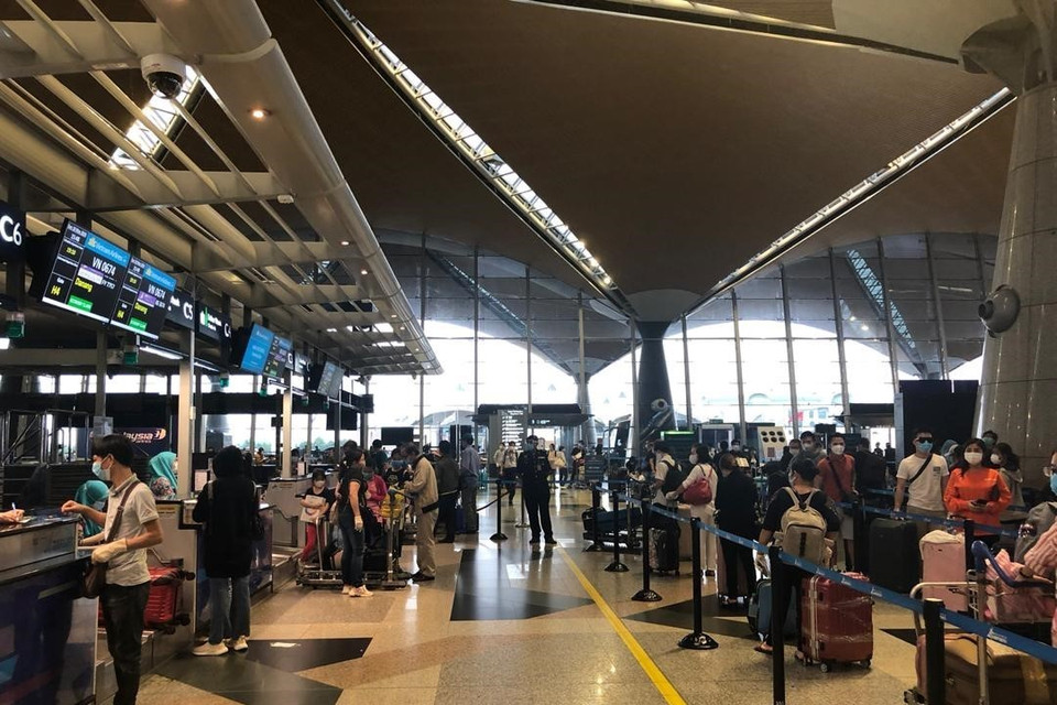 Hành khách chủ yếu là người cao tuổi, trẻ em dưới 18 tuổi, người có bệnh nền, du học sinh không có nơi lưu trú do ký túc xá đóng cửa... (Ảnh: Hà Ngọc/TTXVN)