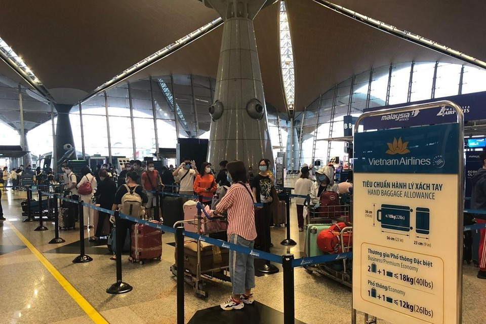 Các công dân Việt Nam xếp hàng chờ làm thủ tục check-in tại sân bay Kuala Lumpur, Malaysia. (Ảnh: Hà Ngọc/TTXVN)