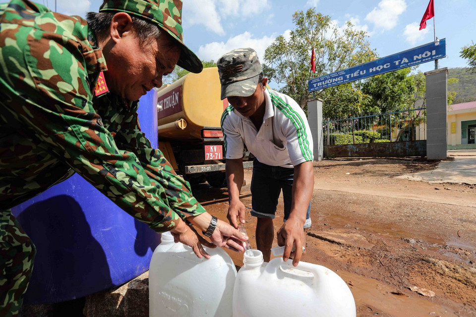 Từ đầu tháng 5/2020 đến nay, toàn tỉnh có 180 hộ/703 nhân khẩu phải dùng nước sinh hoạt do chính quyền địa phương và lực lượng quân đội chở đến cấp. (Ảnh: TTXVN)
