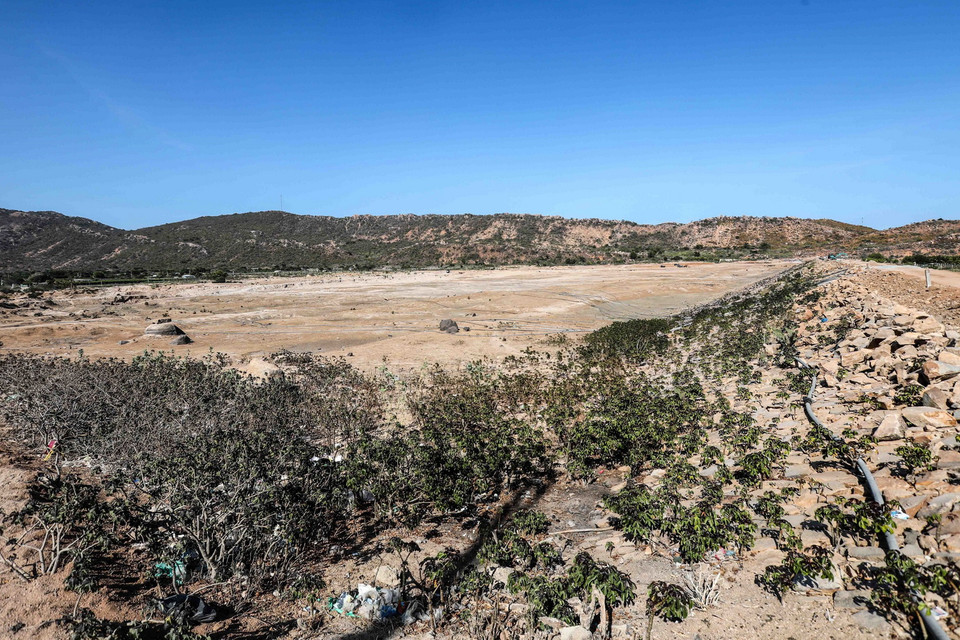 Lòng hồ Ông Kinh, huyện Ninh Hải khô cạn đến tận đáy, chỉ còn sót lại những xác cây chết và các đường ống dẫn nước do hạn hán kéo dài. (Ảnh: TTXVN)