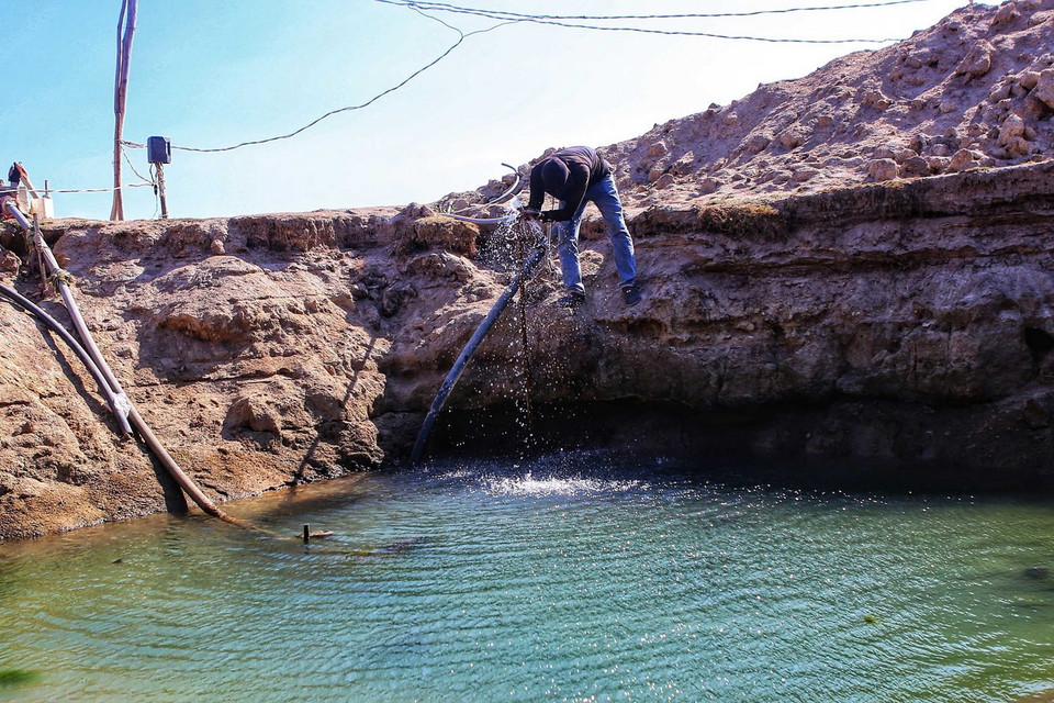 Người dân đào hố sâu đến cả 10m tại lòng hồ Ông Kinh, huyện Ninh Hải để lấy nước. (Ảnh: TTXVN)