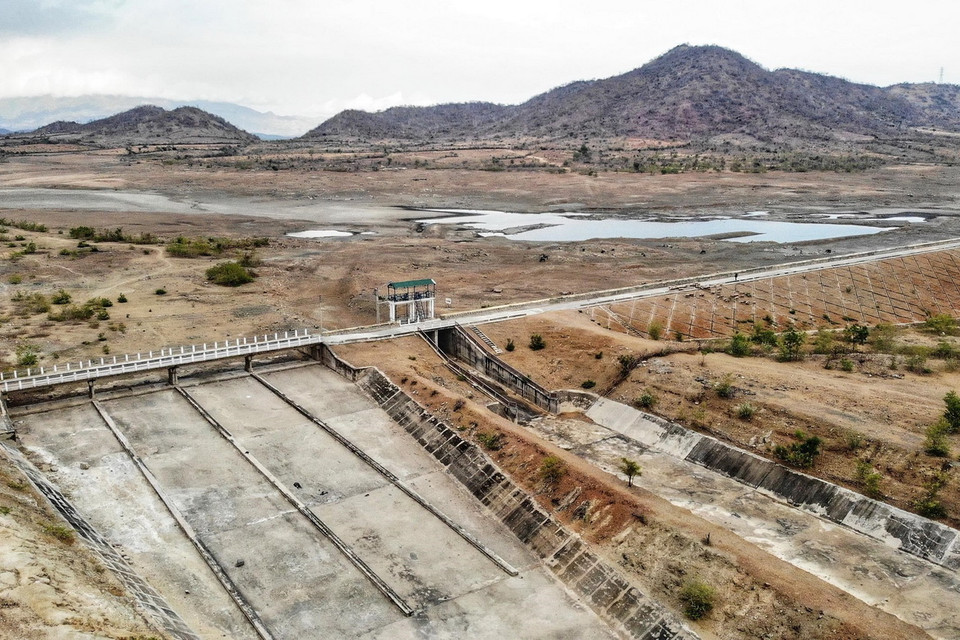 Hồ Phước Trung, huyện Bác Ái có dung tích dưới mực nước chết. (Ảnh: TTXVN)