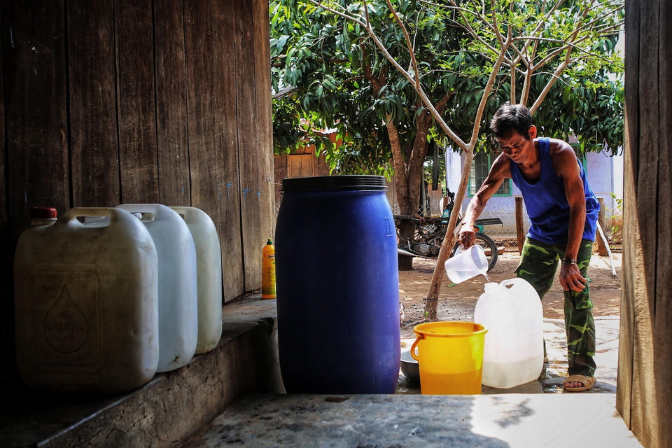 Người dân thôn Tà Nôi, huyện Ninh Sơn tích trữ nước vào chum, vại, bình, can... do hạn hán kéo dài. (Ảnh: TTXVN)