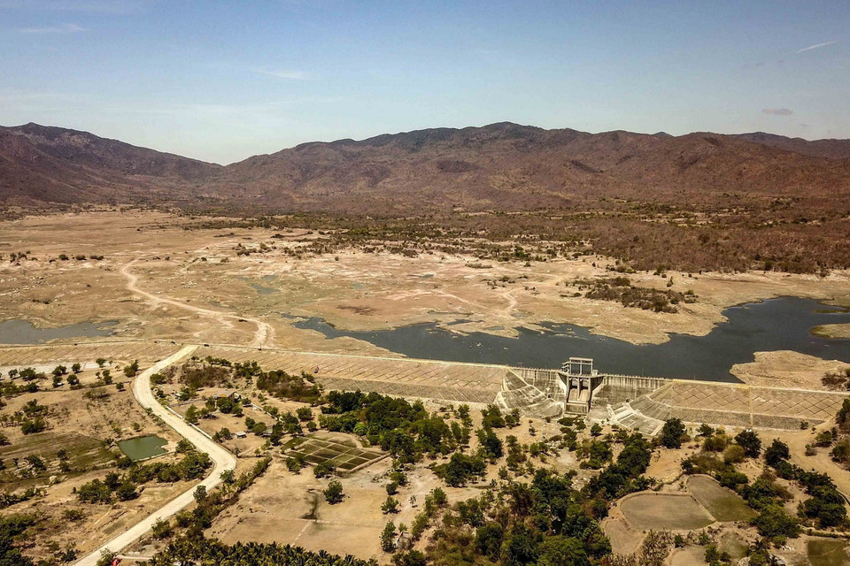 Dung tích nước hồ sông Biêu, huyện Thuận Nam đang dưới mực nước chết. (Ảnh: TTXVN)