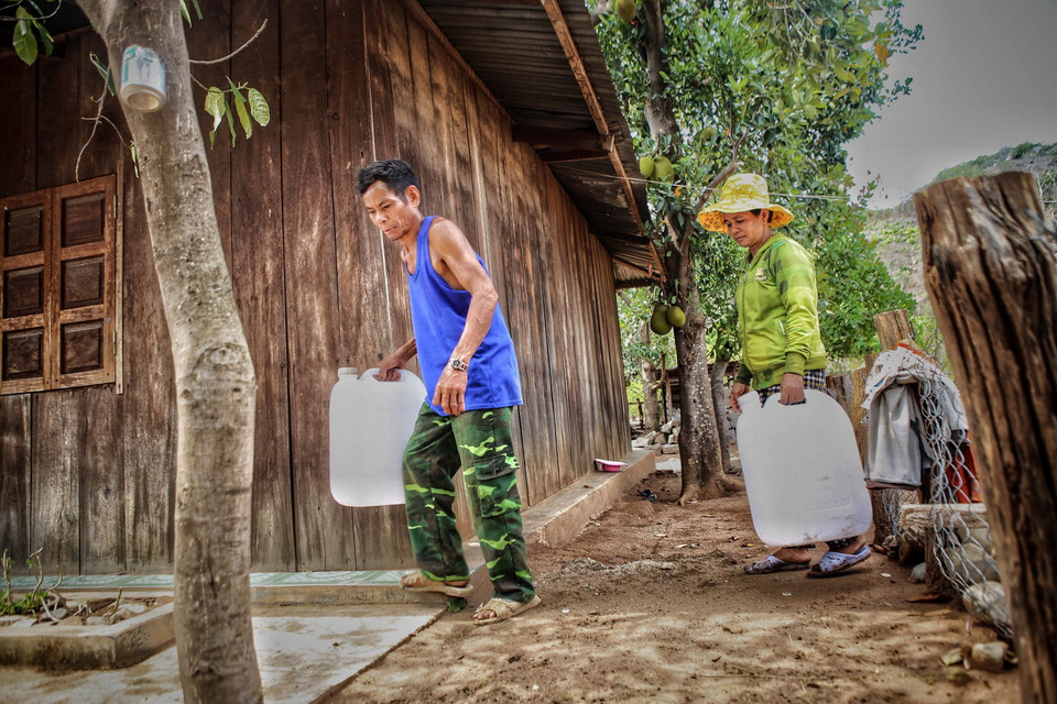 Người dân thôn Tà Nôi, huyện Ninh Sơn tích trữ nước vào chum, vại, bình, can... do hạn hán kéo dài. (Ảnh: TTXVN)