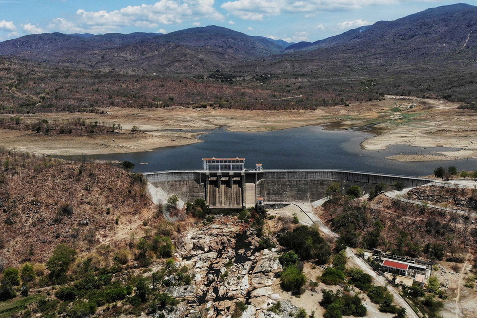 Hồ Tân Giang, huyện Ninh Phước có dung tích dưới mực nước chết. (Ảnh: TTXVN)