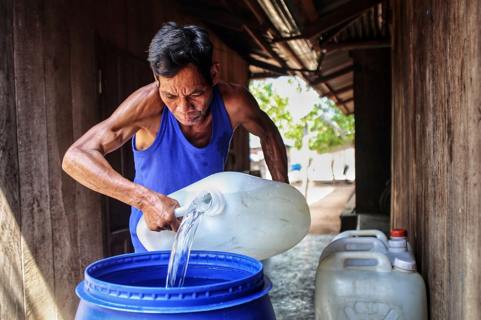Tính đến ngày 24/5, tổng lượng nước ở 21 hồ chứa của tỉnh chỉ còn 23,78/194,49 triệu m3, chiếm hơn 12% dung tích thiết kế; trong đó 17 hồ chứa đang cạn kiệt, một số hồ đã trơ đáy. Trong ảnh: Người dân Ninh Thuận tích trữ nước. (Ảnh: TTXVN)