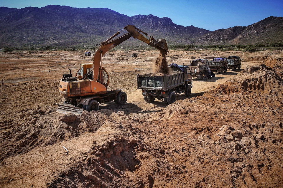 Dự án nạo vét, cải tạo hồ Ông Kinh, huyện Ninh Hải đang được triển khai góp phần chống hạn. (Ảnh: TTXVN)