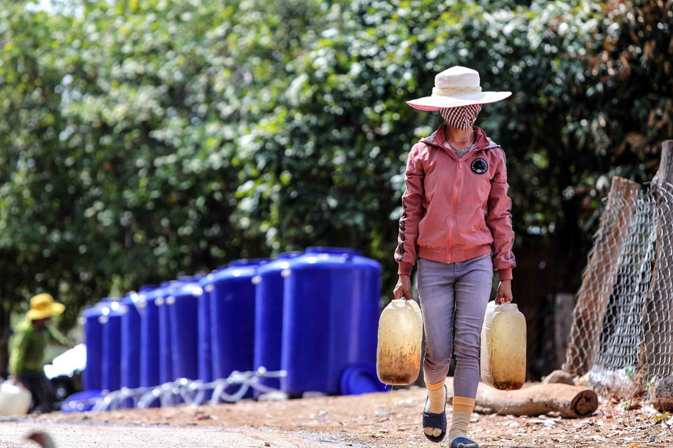 Từ đầu tháng 5/2020 đến nay, toàn tỉnh có 180 hộ/703 nhân khẩu phải dùng nước sinh hoạt do chính quyền địa phương và lực lượng chức năng chở đến cấp. (Ảnh: TTXVN)