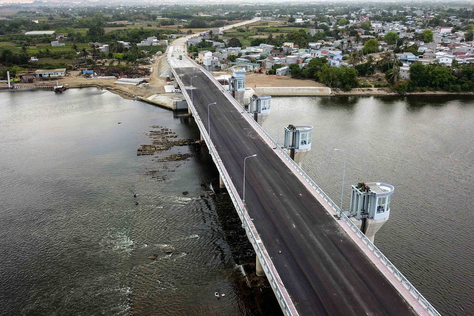 Dự án đập dâng hạ lưu ngăn mặn, giữ ngọt sông Dinh sắp hoàn thành để chống hạn. (Ảnh: TTXVN)