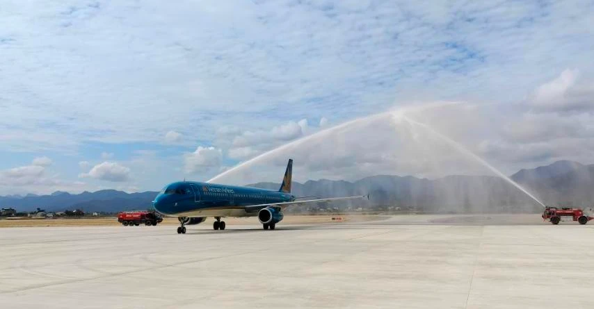 Chuyến bay mang số hiệu VN1802 của Vietnam Airlines đáp xuống Sân bay Điện Biên lúc sáng ngày 2/12. (Ảnh: PV/Vietnam+)