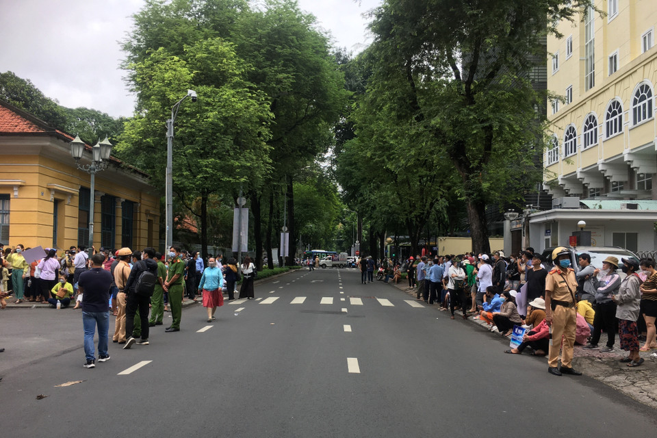 Rất đông người dân trong và ngoài Thành phố Hồ Chí Minh tập trung bên ngoài Tòa án. (Ảnh: Thanh Vũ/TTXVN)
