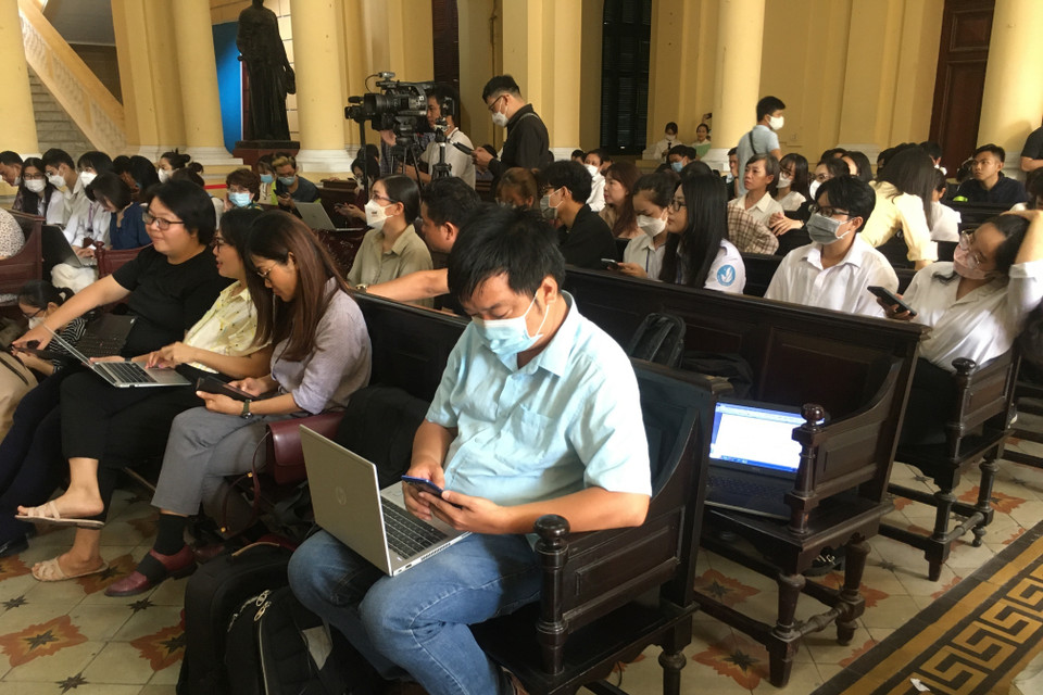 Đông đảo phóng viên theo dõi tại phiên tòa. (Ảnh: Thanh Vũ/TTXVN)