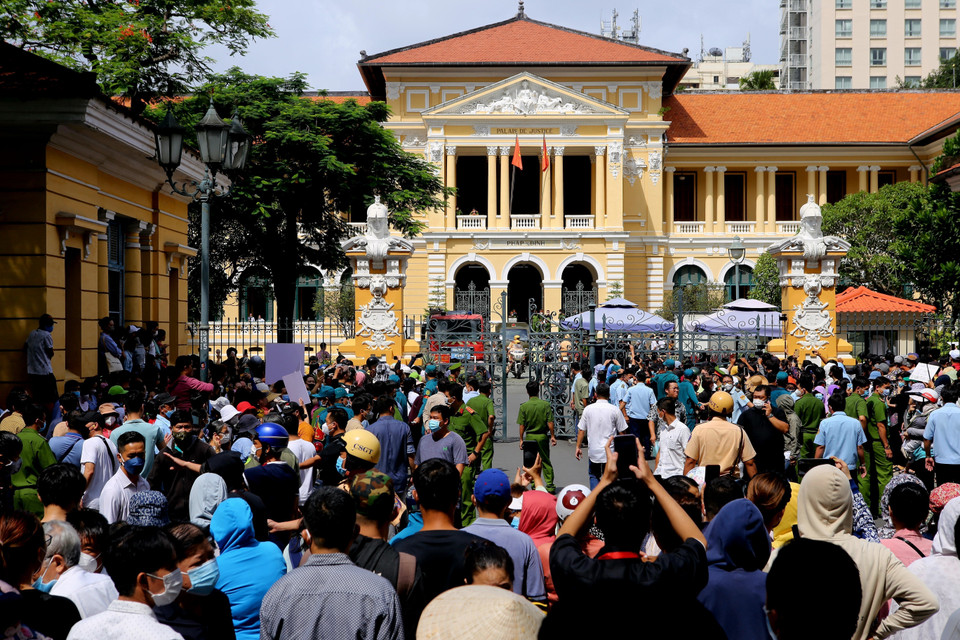 Hàng trăm người dân tập trung ngoài cổng tòa án dù phiên tòa đã kết thúc. (Ảnh: Thành Chung/TTXVN)