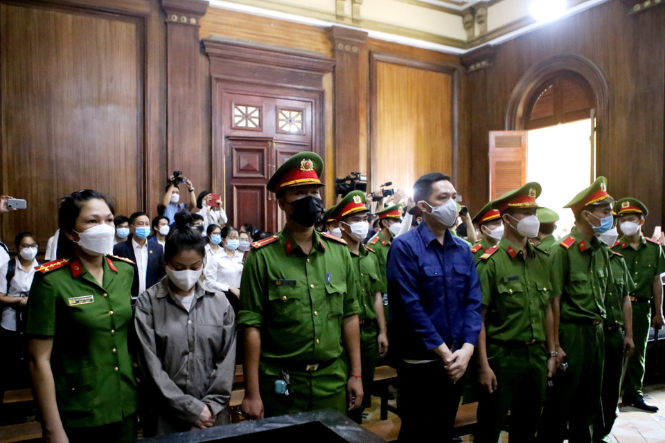 Ngày 21/7, Tòa án nhân dân Thành phố Hồ Chí Minh mở phiên tòa xét xử sơ thẩm vụ án bé gái N.T.V.A (8 tuổi) bị bạo hành đến tử vong tại căn hộ chung cư ở quận Bình Thạnh. Tuy nhiên, sau phần thẩm tra lý lịch, Hội đồng xét xử đã quyết định hoãn phiên tòa. Trong ảnh: Hai bị cáo nghe Quyết định của Hội đồng xét xử. (Ảnh: Thành Chung/TTXVN)