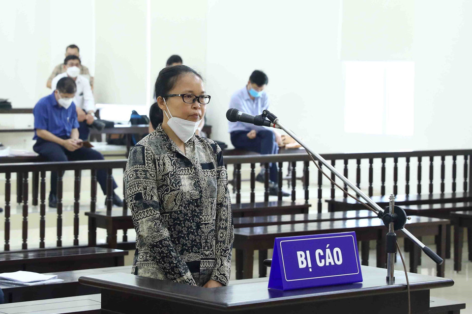 Bị cáo Phạm Thị Thu Hường (cựu Chánh Văn phòng Sở Kế hoạch và Đầu tư thành phố Hà Nội) khai báo trước Tòa. (Ảnh: Phạm Kiên/TTXVN)