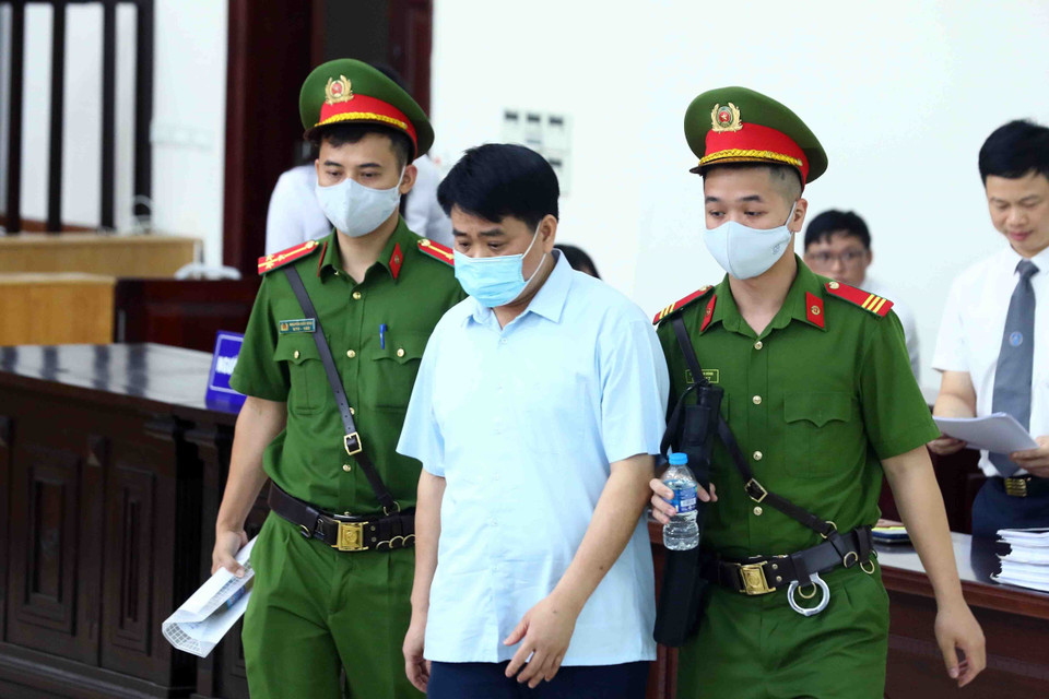 Sáng 11/7, Tòa án Nhân dân cấp cao tại Hà Nội mở phiên tòa phúc thẩm, xét đơn kháng cáo của cựu Chủ tịch Ủy ban Nhân dân thành phố Hà Nội Nguyễn Đức Chung trong vụ án can thiệp đấu thầu, để Công ty Nhật Cường trúng hai gói thầu số hóa tại Sở Kế hoạch và Đầu tư thành phố Hà Nội. Trong ảnh: Lực lượng chức năng dẫn giải bị cáo Nguyễn Đức Chung (cựu Chủ tịch Ủy ban Nhân dân thành phố Hà Nội) tới phiên tòa. (Ảnh: Phạm Kiên/TTXVN)