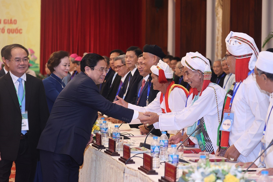 Thủ tướng Phạm Minh Chính bắt tay các chức sắc và đại diện các tổ chức tôn giáo. (Ảnh: Dương Giang/TTXVN)