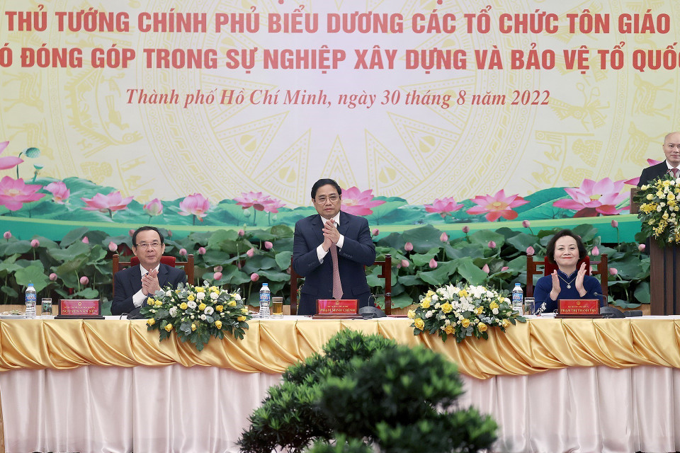 Thủ tướng Phạm Minh Chính dự và chủ trì hội nghị biểu dương các chức sắc tôn giáo. (Ảnh: Dương Giang/TTXVN)