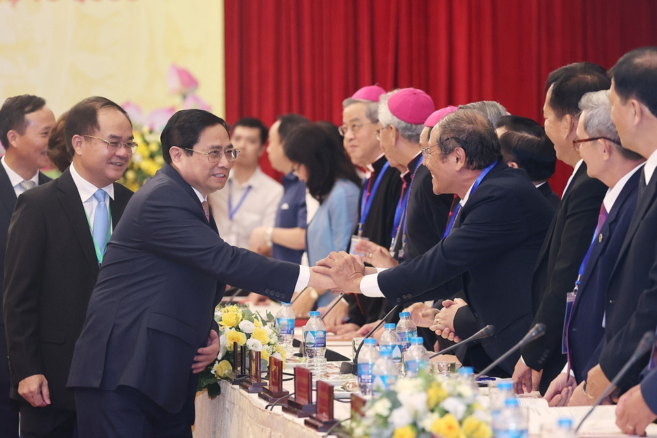 Hình ảnh Thủ tướng Phạm Minh Chính với các chức sắc và đại diện các tổ chức tôn giáo. (Ảnh: Dương Giang/TTXVN)