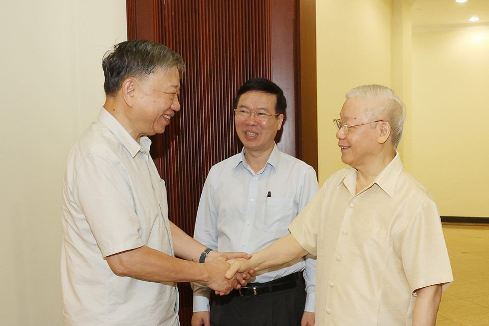 Tổng Bí thư Nguyễn Phú Trọng với các thành viên Ban Chỉ đạo dự phiên họp. (Ảnh: Trí Dũng/TTXVN)