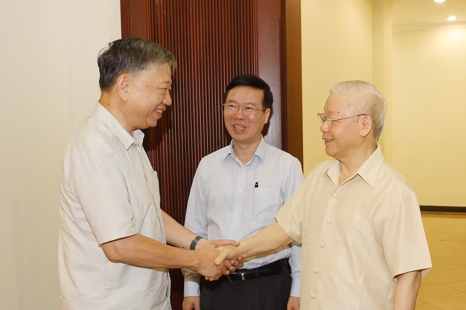 Tổng Bí thư Nguyễn Phú Trọng với các thành viên Ban Chỉ đạo dự phiên họp. (Ảnh: Trí Dũng/TTXVN)