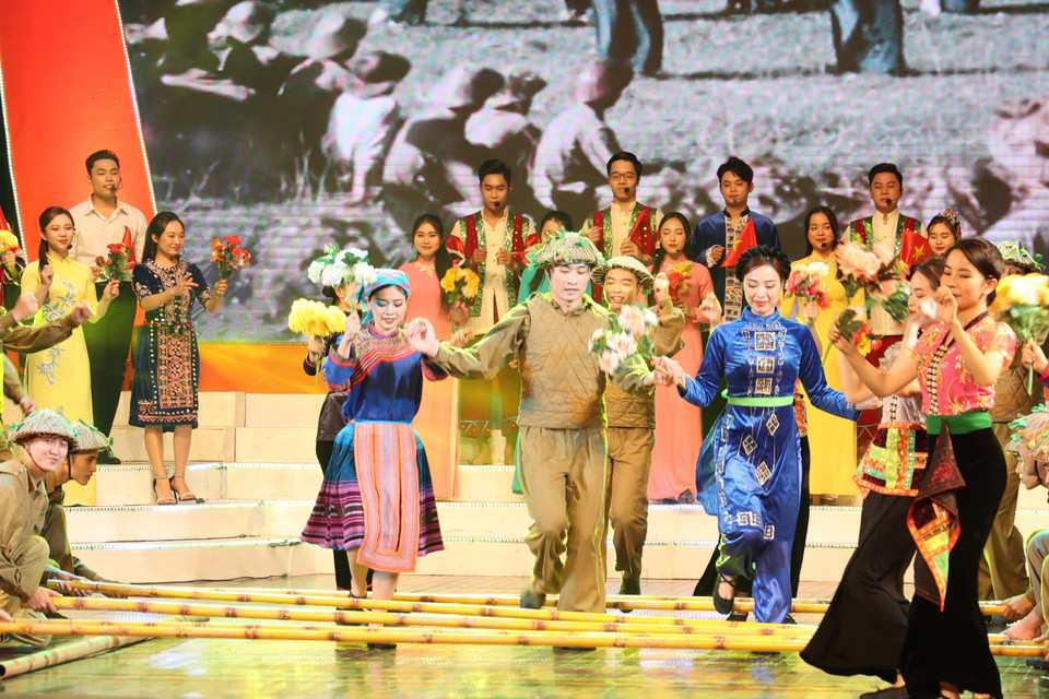 Chương trình nghệ thuật đặc biệt như một lần nữa khẳng định: Văn hoá đang từng bước thực sự trở thành nền tảng tinh thần vững chắc của xã hội, cùng với mặt trận chính trị và kinh tế tạo thế “kiềng ba chân” góp phần đưa đất bước vượt qua mọi khó khăn, thử thách vững bước vươn lên. (Ảnh: Minh Anh/Vietnam+)