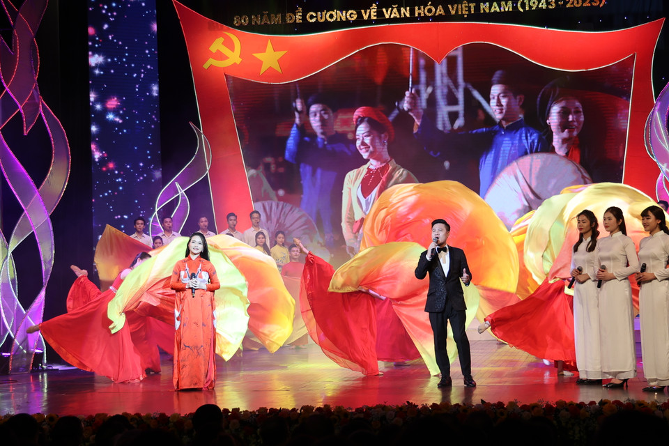 Chương ba có tên ''Văn hóa còn thì dân tộc còn'' như lời nhắc nhở, được thể hiện qua các tiết mục như liên khúc ''Ta tự hào đi lên ôi Việt Nam,'' ''Bay qua biển Đông,'' liên khúc ''Văn hóa soi đường cho quốc dân đi''... Đặc biệt, khán giả được xem lại phát biểu của Tổng Bí thư Nguyễn Phú Trọng tại Hội nghị Văn hóa toàn quốc ngày 24/11/2021, như lời khẳng định 80 năm qua, những tư tưởng của Đề cương về văn hóa Việt Nam vẫn còn nguyên giá trị. (Ảnh: Minh Anh/Vietnam+)