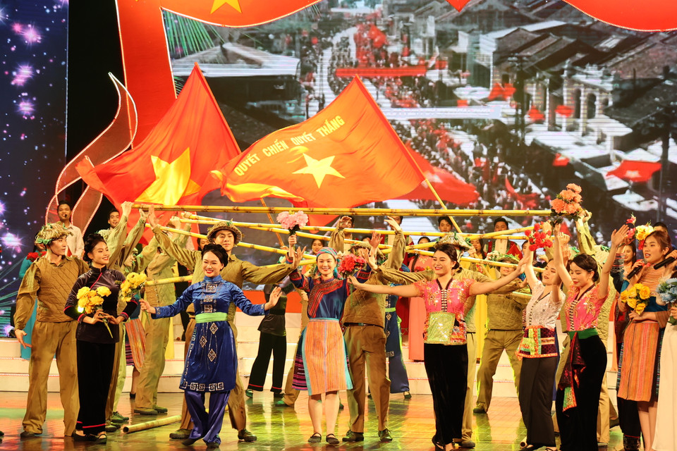 Ngay sau các phát biểu chào mừng và khai mạc là chương trình nghệ thuật đặc biệt kéo dài hơn 70 phút, được dàn dựng thành ba chương theo tiến trình lịch sử, tập hợp những ca khúc đã đi cùng năm tháng kết hợp cùng múa, hoạt cảnh... do các nghệ sỹ nổi tiếng biểu diễn, góp phần làm nổi bật, khẳng định giá trị, vai trò, sức lan tỏa của Đề cương về văn hóa trong suốt chặng đường 80 năm qua. (Ảnh: Minh Anh/Vietnam+)