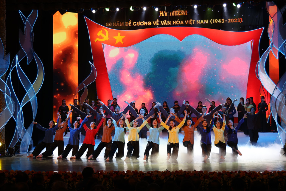 Tiếp đó, chương một với tựa đề “Văn hóa soi đường cho quốc dân đi” gồm các ca khúc “Cờ Việt minh”; liên khúc “Ngọn đuốc soi đường,” “Bình minh,” “Lá cờ Đảng,” “Đoàn Lữ nhạc”... tái hiện bối cảnh lịch sử trước khi ra đời Đề cương về văn hóa Việt Nam; khẳng định tầm quan trọng của văn hóa trong giáo dục thế hệ trẻ, xây dựng con người Việt Nam yêu nước, độc lập, tự cường, tự chủ. (Ảnh: Minh Anh/Vietnam+)