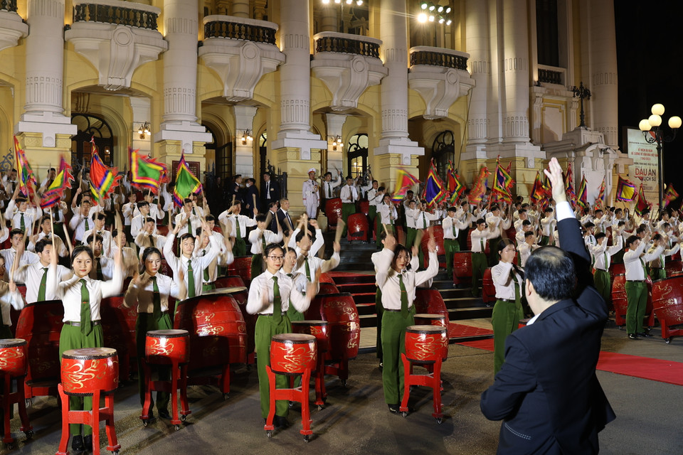 Đón tiếp các đại biểu từ bên ngoài Nhà hát lớn là Đoàn Nghệ thuật trống hội Học viện Cảnh sát nhân dân, Bộ Công an. (Ảnh: Minh Anh/Vietnam+)