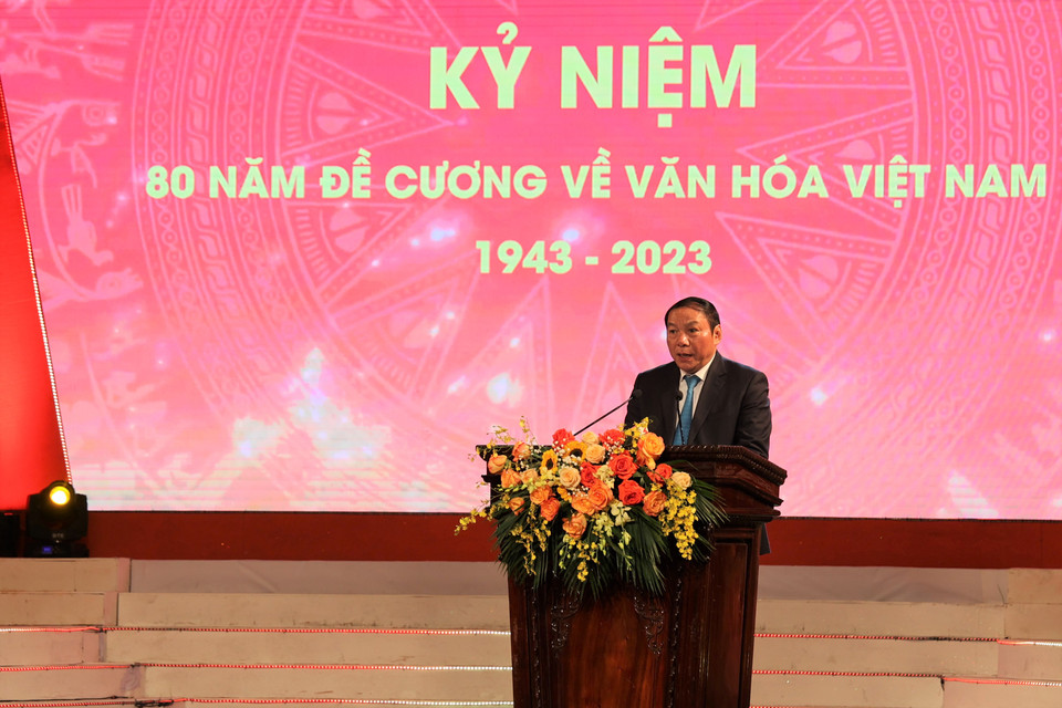 Phát biểu khai mạc chương trình, Bộ trưởng Bộ Văn hóa, Thể thao và Du lịch Nguyễn Văn Hùng nhấn mạnh: Ngay từ khi chưa giành được chính quyền, Đề cương văn hóa năm 1943 đã khẳng định phải tiến hành cuộc cách mạng tư tưởng và cách mạng văn hoá tại Việt Nam; thể hiện tư duy, tầm nhìn chiến lược của Đảng về văn hóa. (Ảnh: Minh Anh/Vietnam+)