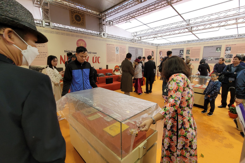 Không gian Nhà ký ức của Bảo tàng Văn học cũng chịu thấm dột do mưa lớn, buộc phải che chắn tủ kính chứa kỷ vật, tư liệu của các nhà thơ. (Ảnh: Minh Anh/Vietnam+)