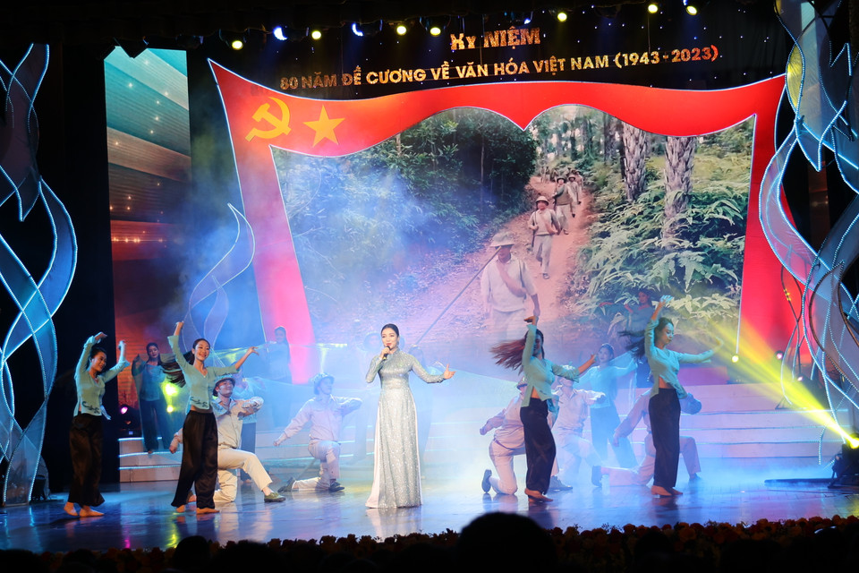 Đáng chú ý có phần thể hiện của ca sỹ Thu Hà với ca khúc ''Sông Lô,'' một sáng tác của cố nhạc sỹ Văn Cao. (Ảnh: Minh Anh/Vietnam+)