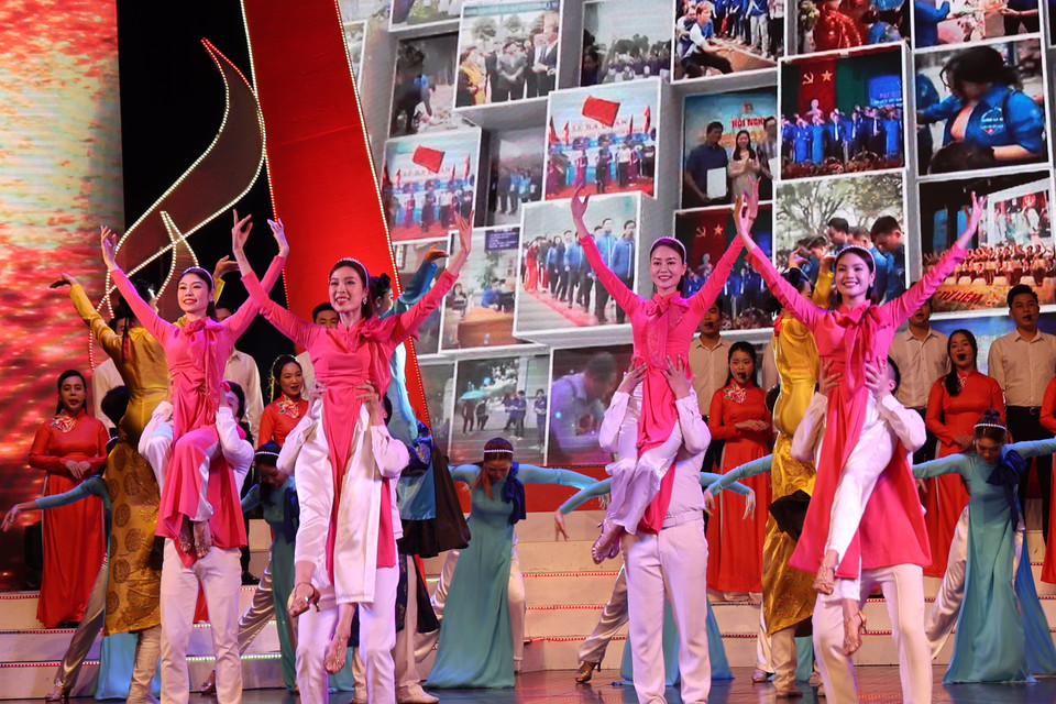 Mở đầu chương trình là tiết mục ''Huyền thoại Việt Nam bay lên'' với phần thể hiện hoành tráng, rực rỡ màu sắc. (Ảnh: Minh Anh/Vietnam+)