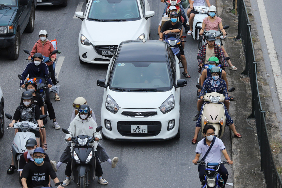 Khu vực Bến xe Nước Ngầm vào khoảng 16 giờ, lượng giao thông lớn, đông đúc khi chờ đèn đỏ, song di chuyển ổn định. (Ảnh: PV/Vietnam+)