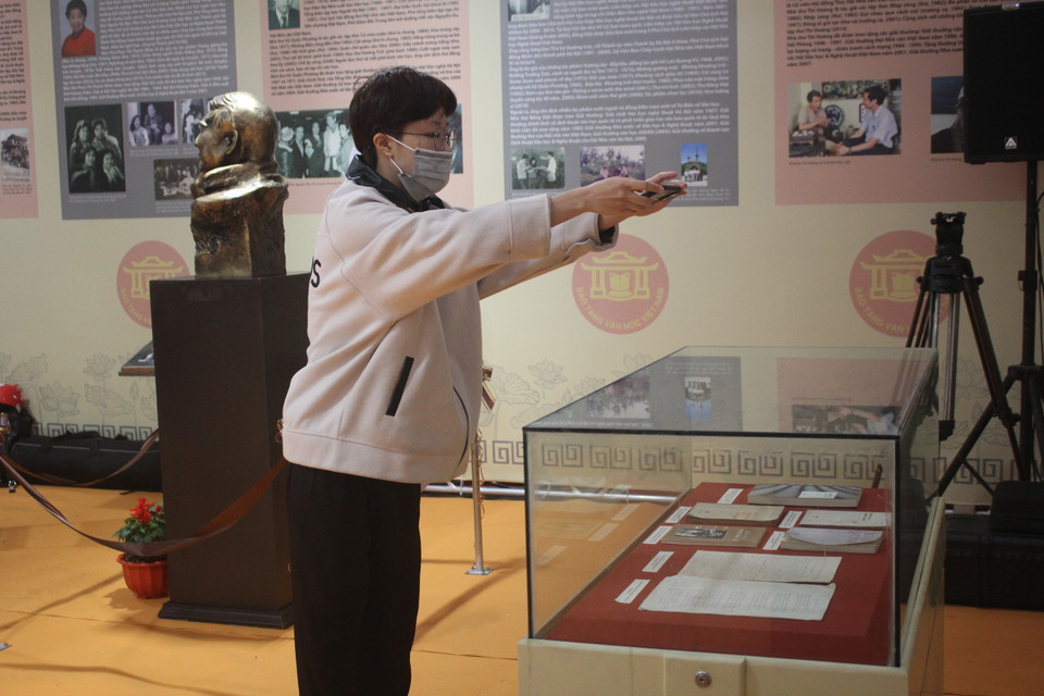 Nói đến người yêu thơ thì không thể bỏ qua thế hệ trẻ. Một bạn sinh viên có mặt trong không gian Nhà ký ức của Bảo tàng Văn học cho biết bản thân là một người yêu thích thơ ca từ những năm học cấp 3 đến nay, vì vậy không thể bỏ lỡ những chương trình vinh danh có quy mô và hiếm hoi như thế này. (Ảnh: Minh Anh/Vietnam+)