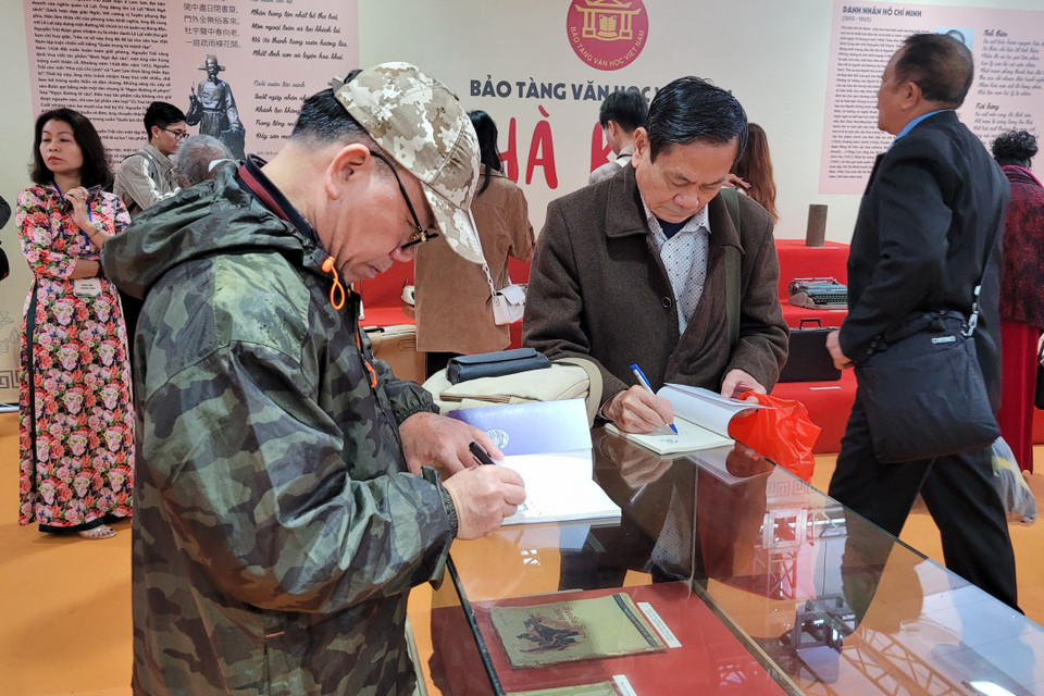 Sự kiện là dịp để khách thơ trao đổi các tác phẩm của mình, chia sẻ về tình yêu với thi ca... (Ảnh: Minh Anh/Vietnam+)