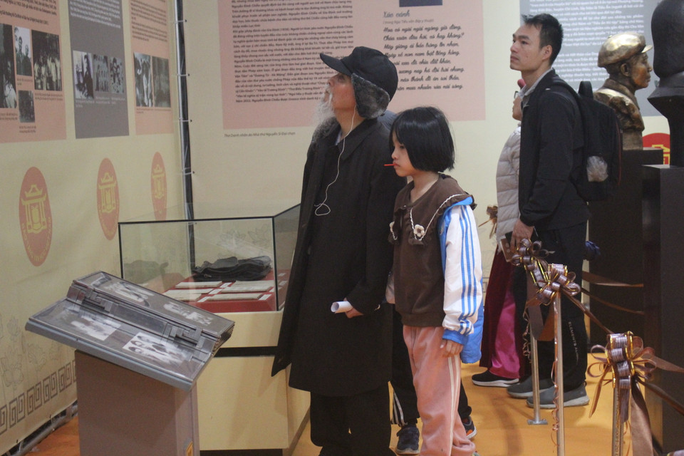 ...và cũng là nơi để thế hệ đi trước truyền đi tình yêu thi ca, văn nghệ với thế hệ kế cận. (Ảnh: Minh Anh/Vietnam+)