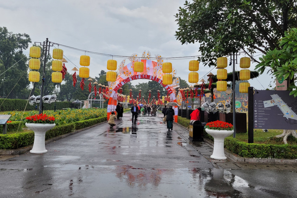 Đến thời kiểm khoảng 10 giờ 20 phút, trời ngớt mưa và hửng nắng. Các hoạt động ngoài trời dần được nối lại, tiếp tục đón khách. (Ảnh: Minh Anh/Vietnam+)