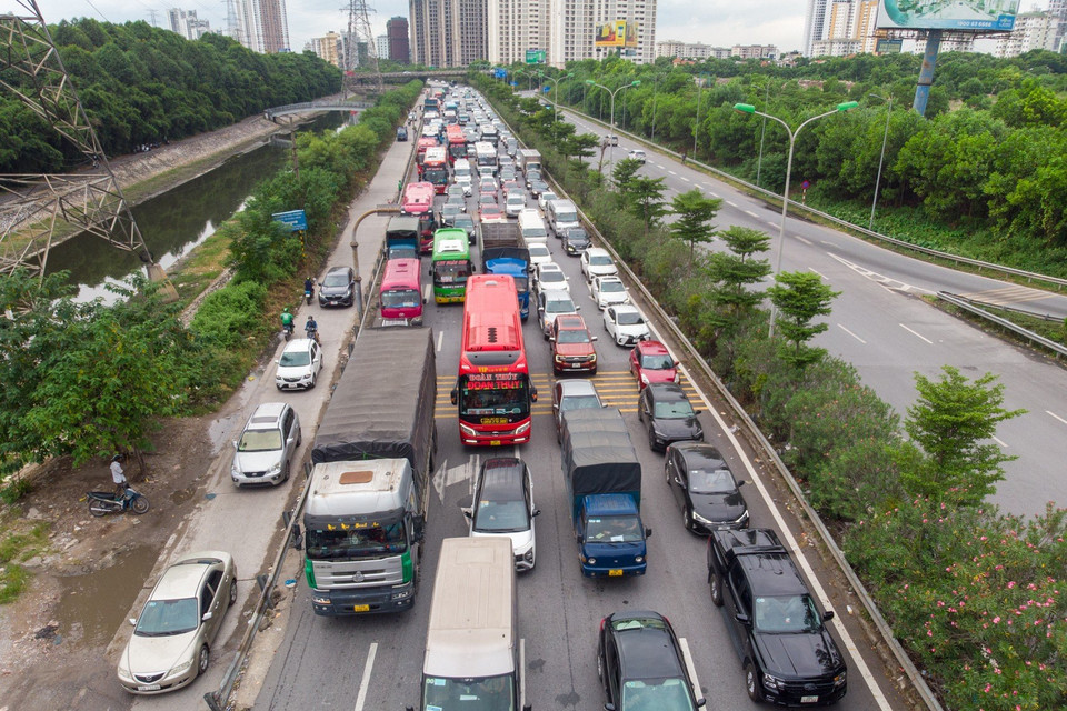 Khu vực hết Cao tốc Pháp Vân-Cầu Giẽ, lưu lượng khá lớn dẫn đến di chuyển chậm theo hướng về nội thành. (Ảnh: PV/Vietnam+)