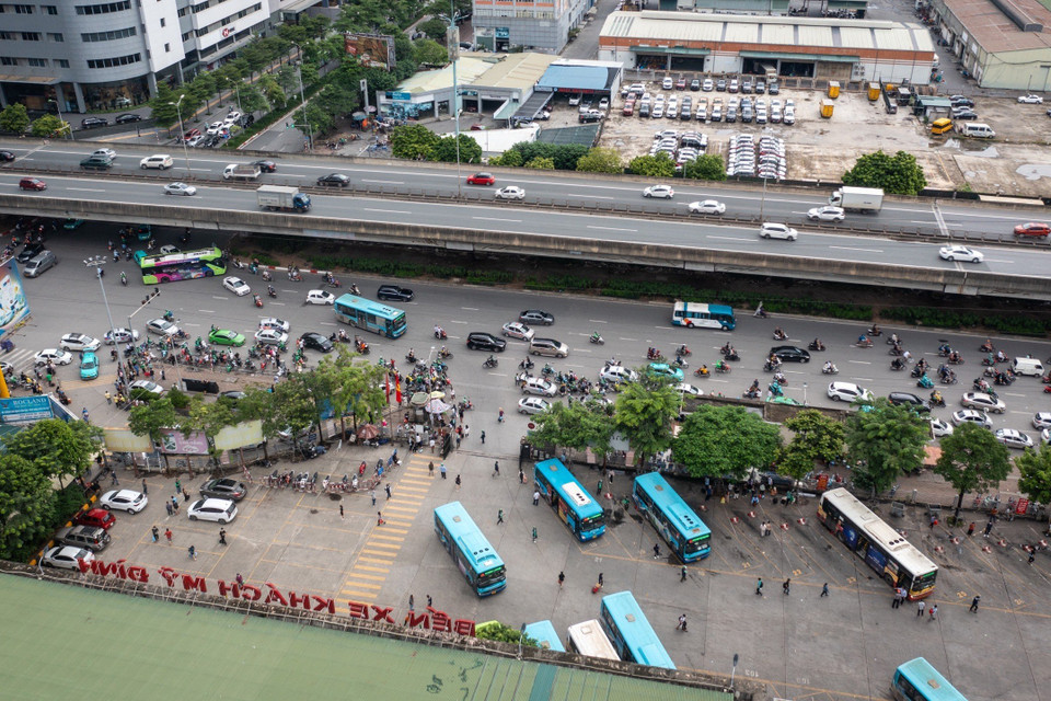 Toàn cảnh khu vực Bến xe Mỹ Đình cho thấy lượng người đổ về không quá lớn, ghi nhận vào thời điểm 16 giờ 30 phút. (Ảnh: PV/Vietnam+)