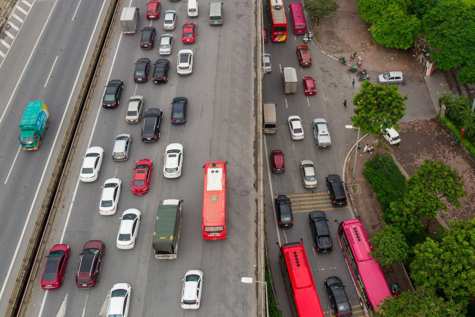 Đường Vành đai 3 trên cao đoạn qua Hồ Linh Đàm và đường dưới, đoạn từ Công viên Yên Sở vào trung tâm có khá nhiều phương tiện di chuyển vào trung tâm, dẫn đến ùn tắc nhẹ. (Ảnh: PV/Vietnam+)
