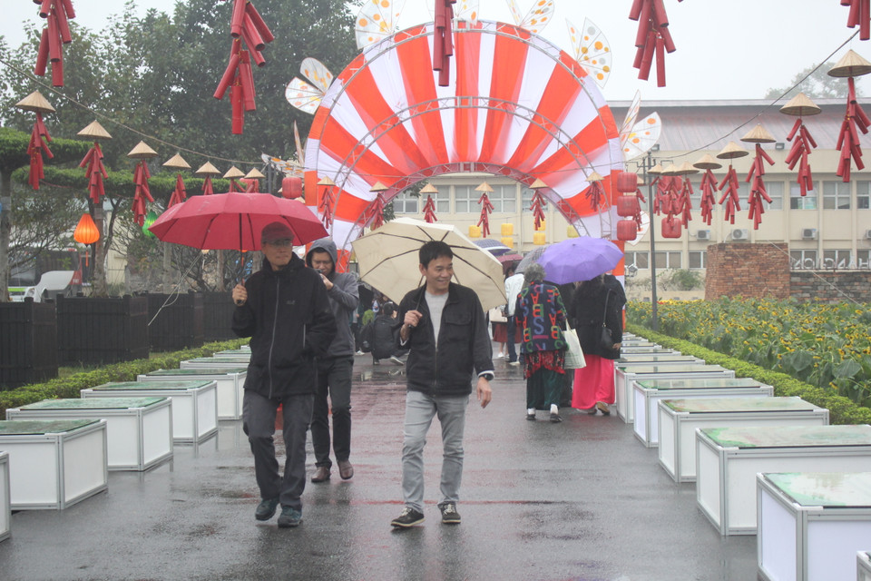 Đến khoảng 8 giờ bắt đầu có mưa phùn song khách tham quan vẫn liên tục đến sự kiện. (Ảnh: Minh Anh/Vietnam+)