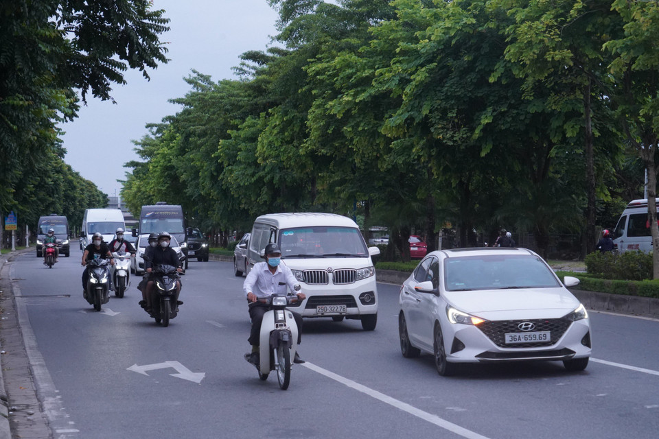 Từ Cao tốc Hà Nội-Hải Phòng, đường Cổ Linh theo hướng về Cầu Vĩnh Tuy khá vắng, trái ngược với cùng thời điểm trong ngày làm việc cuối cùng trước kỳ nghỉ. (Ảnh: PV/Vietnam+)