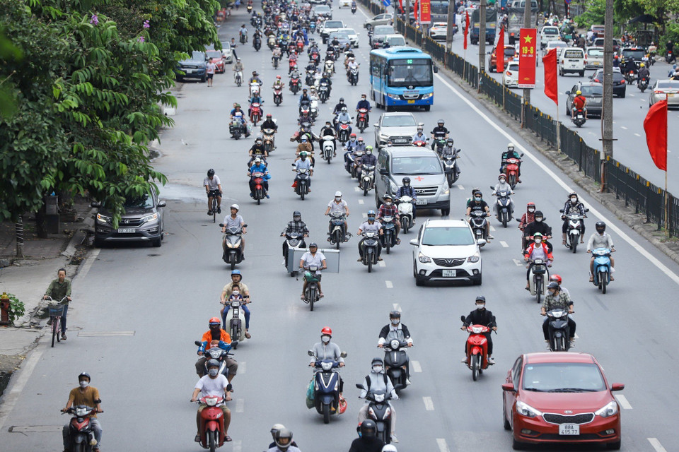 Tương tự, người dân theo hướng từ Thường Tín đổ về trung tâm khá đông nhưng không gây ùn tắc. (Ảnh: PV/Vietnam+)